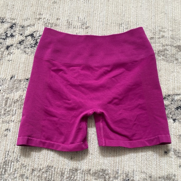 Alphalete 4.5 inch amplify short in magenta - Picture 2 of 5